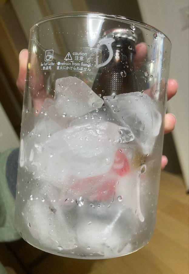 透明な容器に氷と好きな飲み物（ここではオロナミンC）を入れ、机に置き、氷が溶けきるまで勉強するという方法　※ジュンさん提供