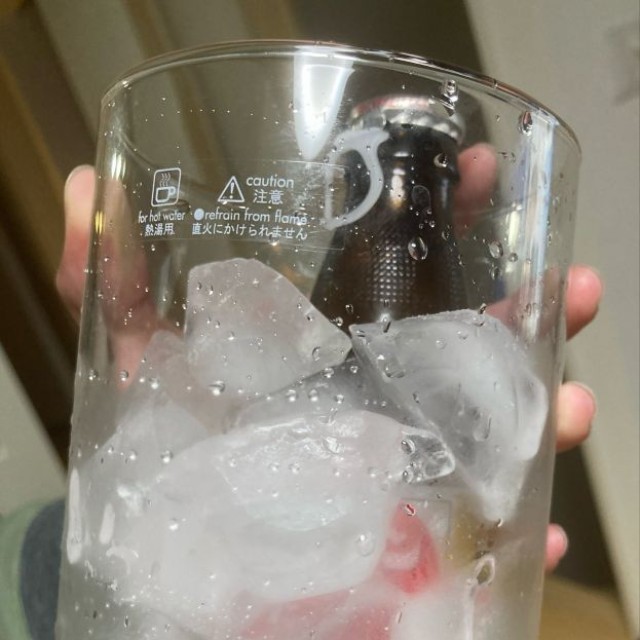 透明な容器に氷と好きな飲み物（ここではオロナミンC）を入れ、机に置き、氷が溶けきるまで勉強するという方法　※ジュンさん提供