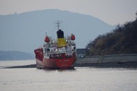 男木島沖に乗り揚げたオイルタンカー（高松海上保安部提供）