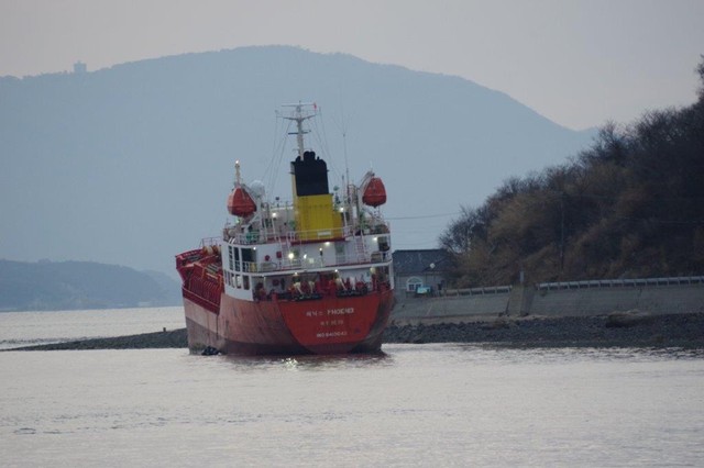 男木島沖に乗り揚げたオイルタンカー（高松海上保安部提供）