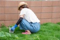 約4人に3人が夏の草刈り中に「体調不良」を経験　※画像はイメージです（tatsushi/stock.adobe.com）