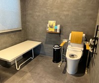 便器には、ひじ掛けと背もたれがある