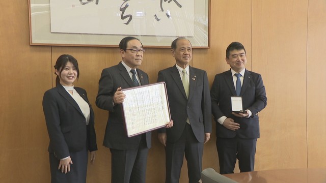 オカネツ工業が岡山市長に受賞を報告