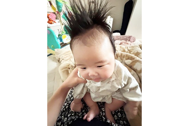 まさに立派なモヒカンスタイル！確かに抱っこすると、ちょうど逆立った髪が鼻下をこしょこしょとくすぐりそうですね（画像提供：yuiさん）