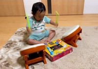 おもちゃの太鼓はWiiソフト「太鼓の達人」の専用コントローラの配線を切ったものだそう。「2歳児ひなたが奏でるグルーヴ感」の動画は514万再生を記録（hitoshitomimotoさんInstagramよりスクリーンショット）