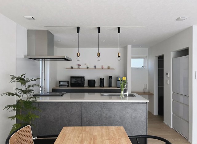 お気に入りのグレーのキッチン／monさん（@ieiekamon）提供