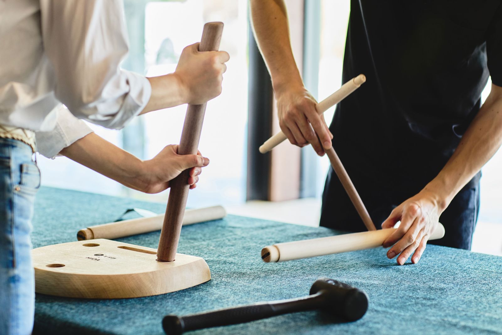04_【界-奥飛騨】手業のひととき_飛驒産業_スツールづくり_組立イメージ