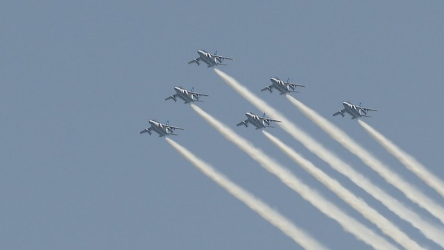 サンポート高松周辺は航空自衛隊「ブルーインパルス」の飛行を一目見ようとにぎわう　高松市