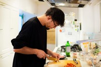 キッチンで夕食の支度をする父親 ※画像はイメージです（Nii Koo Nyan/stock.adobe.com）