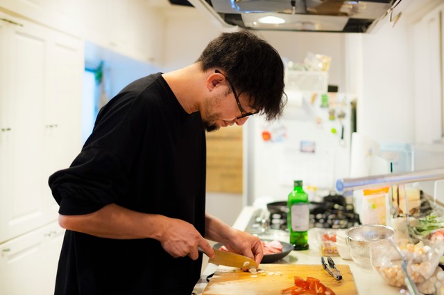 キッチンで夕食の支度をする父親 ※画像はイメージです（Nii Koo Nyan/stock.adobe.com）