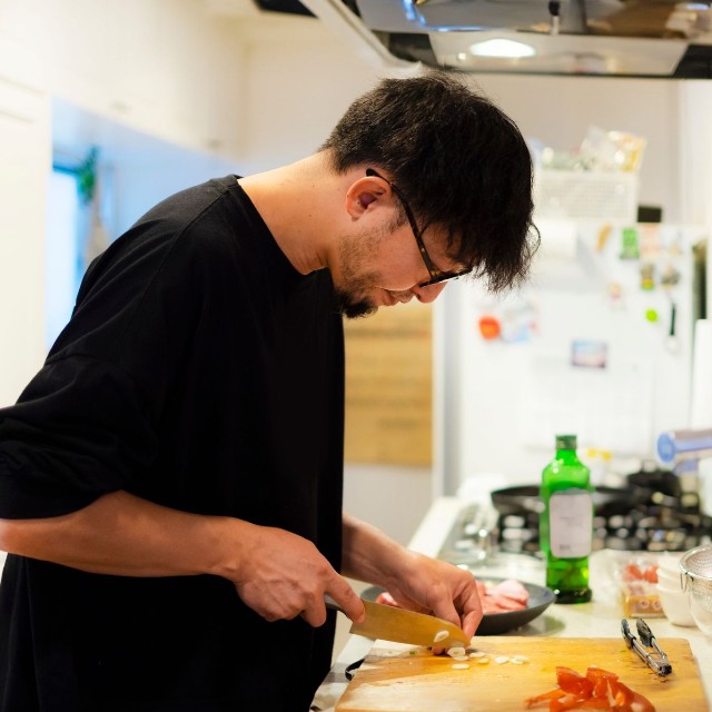 キッチンで夕食の支度をする父親 ※画像はイメージです（Nii Koo Nyan/stock.adobe.com）
