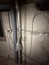 水が漏れていた水道管（写真中央の細い管）。管はトイレにつながっているそうです。 ※三輪主恭（みわつぁん）さん提供