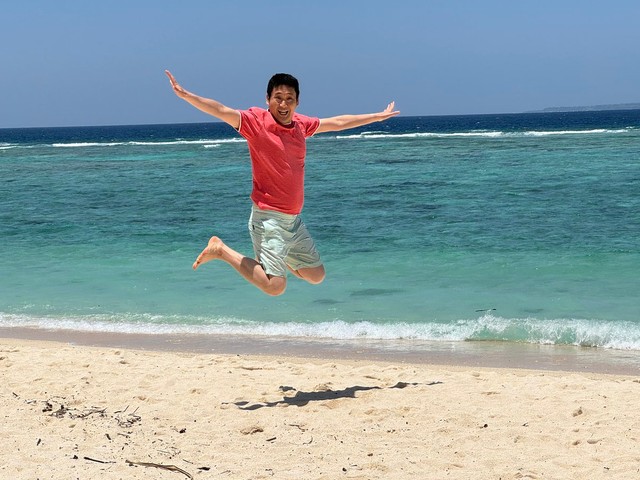 沖縄の瀬底ビーチではしゃぐおりょうさん（空飛ぶおりょうさんのXより）