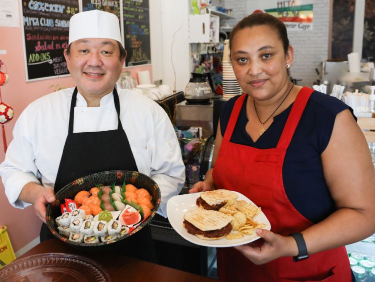 できたすしとパニーニを披露する井上さん（左）とミスラックさん=ワシントン、ランハム裕子撮影
