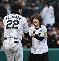 阪神・藤川監督と握手をする渡瀬マキ＝2025年