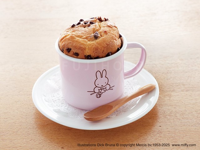 ミッフィーパステルシリーズ　8cmマグ。4色あり、ピンクには、編み物をしているミッフィーちゃん。（提供：富士ホーロー）