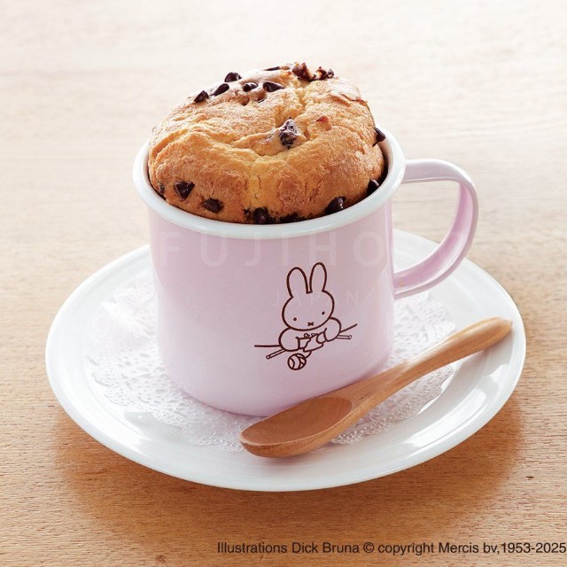 ミッフィーパステルシリーズ　8cmマグ。4色あり、ピンクには、編み物をしているミッフィーちゃん。（提供：富士ホーロー）