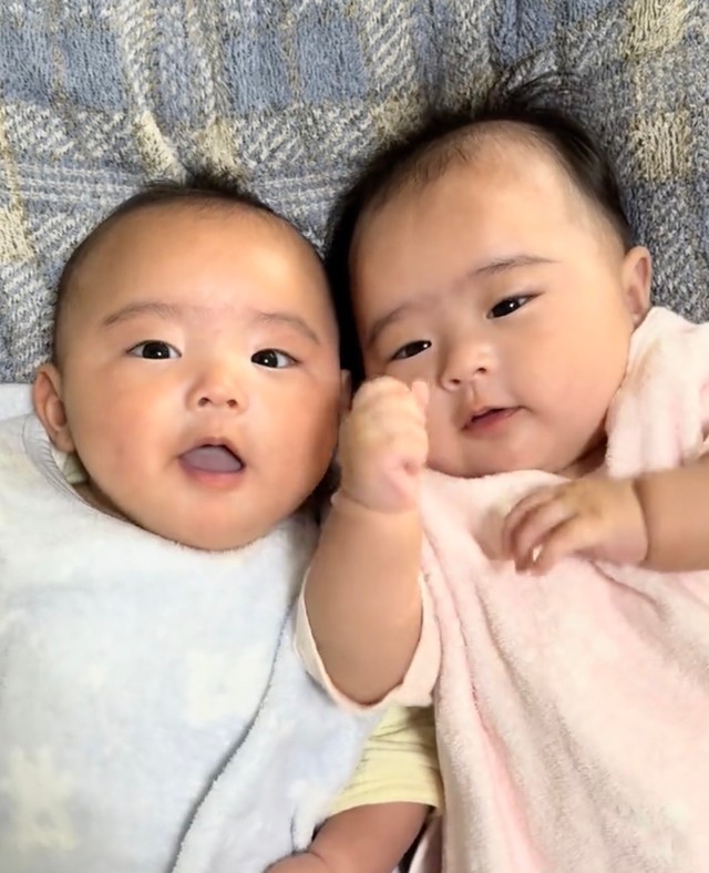 双子ちゃんの意外なシンクロにママも驚き（提供：@_with.twins_さん）