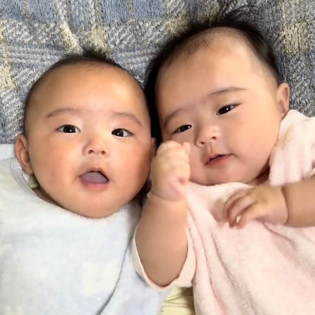 双子ちゃんの意外なシンクロにママも驚き（提供：@_with.twins_さん）