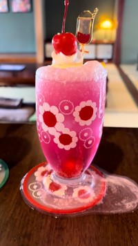 氷が少ないことで、アイスが沈み込み泡立ってしまった比較用クリームソーダ ／古民家レトロカフェmonaさん（@mona_kominkaretorocafe）提供