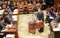 衆院予算委員会で野党議員の追及を受け答弁する二之湯氏（２０２２年２月、国会）
