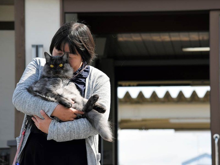 しょこらを抱いて目を細める細谷さん