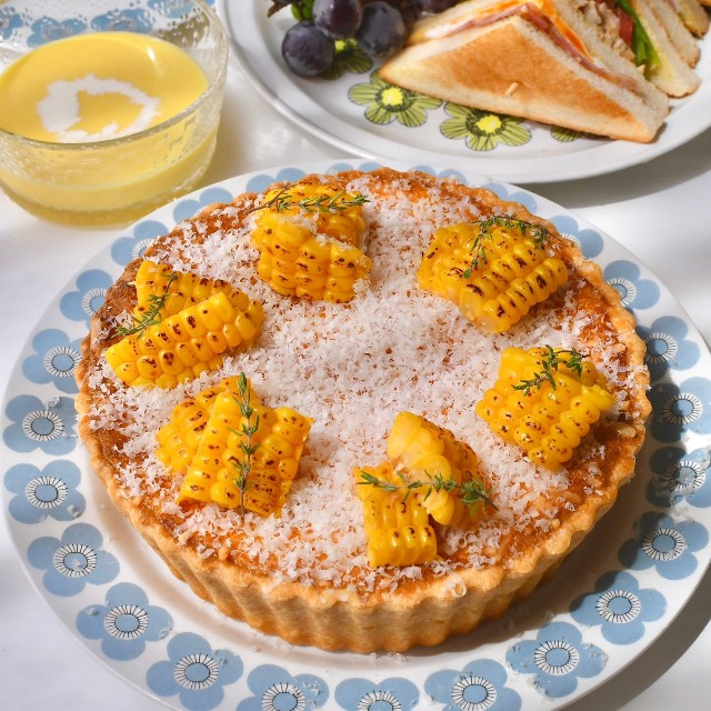 ある日の昼食スナップ「とうもろこしのキッシュ」／「小遣い制のなぎペタ」（@nagipetan）さん提供