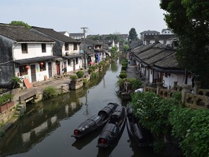 臭豆腐をつまみに紹興酒を楽しむ　魯迅ゆかりの街、紹興で文豪を思いつつ一杯
