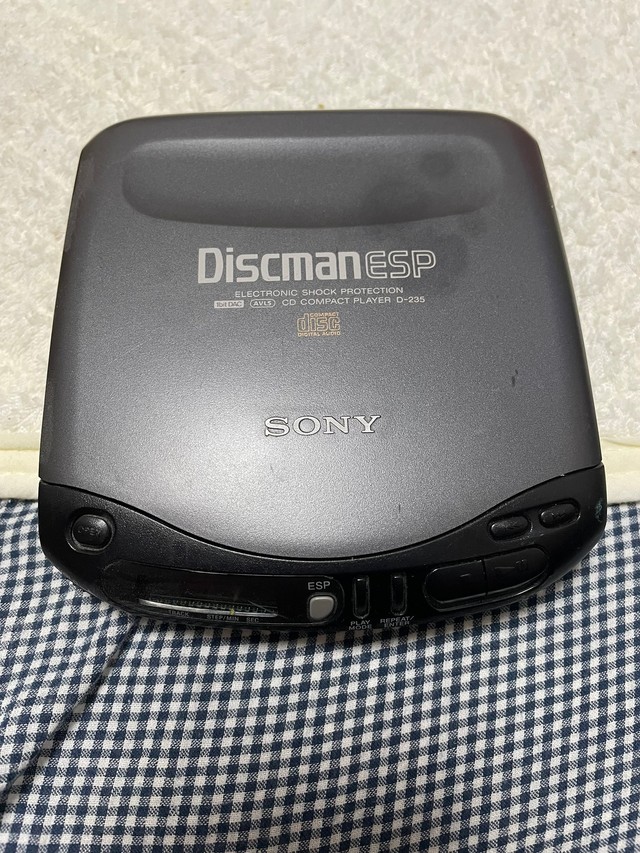 こちらが懐かしのCDウォークマン（苺ん教授さん提供）