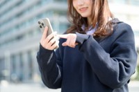 現役高校生の9割以上が「スマホの新機種が出ても、すぐに機種変更をしない」　※画像はイメージです（Yamatatsu/stock.adobe.com）