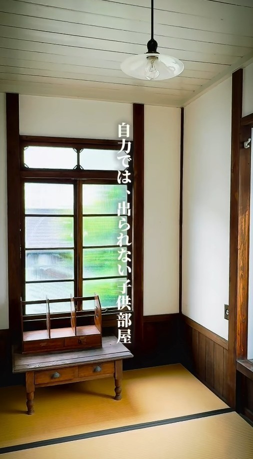 勉強部屋には、机と本棚しかないという（「ai」さん提供、Instagramよりキャプチャ撮影）