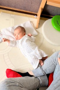 グッと握ったおててと凛々しい表情はまるで鉄腕アトム！（提供：@sayurilifestyleさん）
