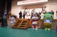 小豆島で開催された「YOKAI EXPO 2026」に登場した桃太郎と貧乏神（KONAMI提供）