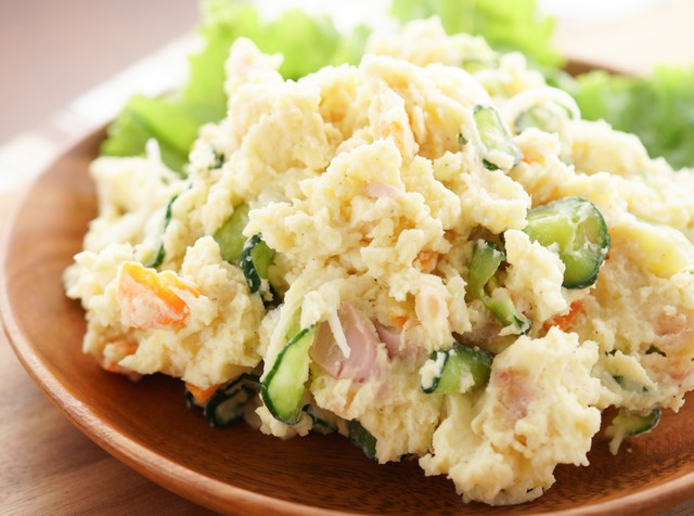 ホクホク感が魅力の「ポテトサラダ」は、子どもから大人まで大人気のメニュー※画像はイメージです（K/stock.adobe.com）