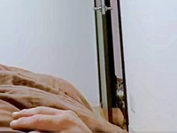 寝室をのぞくアルマちゃん（画像提供：アルマ@ベンガルワシミミズクさん）