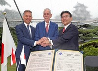 姫路城を訪れたオーストリアのアレクサンダー・ファンデアベレン大統領（中央）。右は清元秀泰・姫路市長。