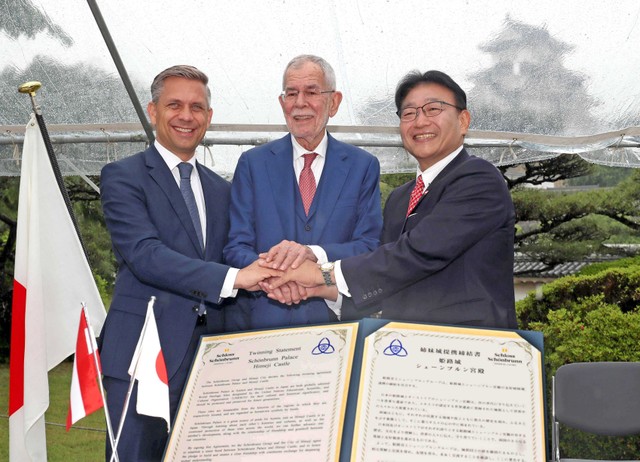 姫路城を訪れたオーストリアのアレクサンダー・ファンデアベレン大統領（中央）。右は清元秀泰・姫路市長。