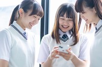 女子高校生の約半数が「動画をSNSに投稿したことがある」と回答　※画像はイメージです（milatas/stock.adobe.com）