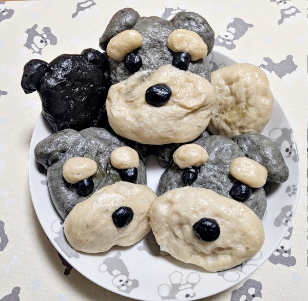 さつまいもあんで形どったシュナウザーのあんぱん（画像提供：シュナファイブさん）