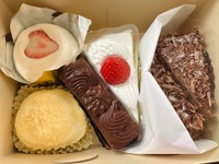 実際に購入したケーキ。6個でなんと1350円！／さいねさん提供