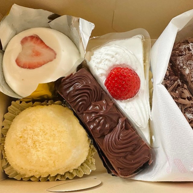 実際に購入したケーキ。6個でなんと1350円！／さいねさん提供