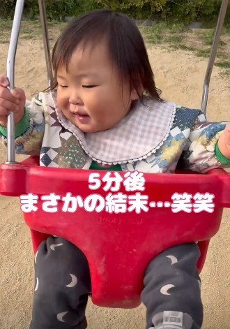 大好きなブランコを楽しむ男の子。しかし、5分後…！？（提供：＠ikukyu_vlogさん）
