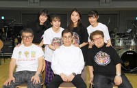 ももいろクローバーＺと共演した（前列左から）仲本工事さん、加藤茶、高木ブー＝2021年