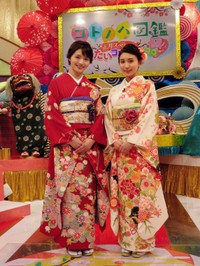 晴れ着で正月特番の収録を行った清水麻椰アナ（左）と野嶋紗己子アナ(2019年)