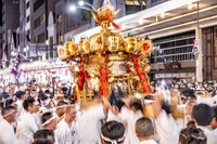 神輿には神様が乗っているから拝んでほしいと原さん（提供：宮本組、撮影：安田格）