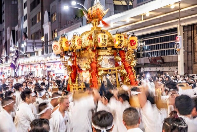 神輿には神様が乗っているから拝んでほしいと原さん（提供：宮本組、撮影：安田格）