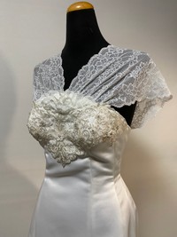 首元がV字で個性的なデザイン。