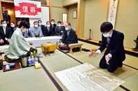 棋王戦第１局の手番を決める振り駒の様子