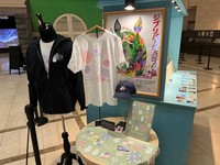 ファン垂涎のグッズ売り場＝神戸市立博物館