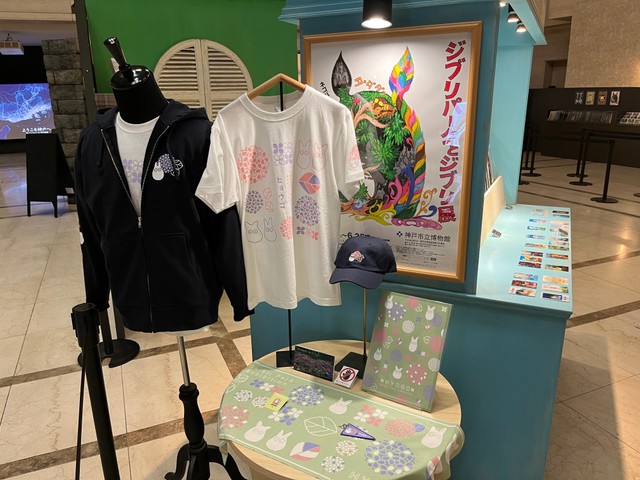 ファン垂涎のグッズ売り場＝神戸市立博物館